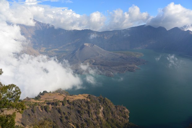 hiking mount rinjani